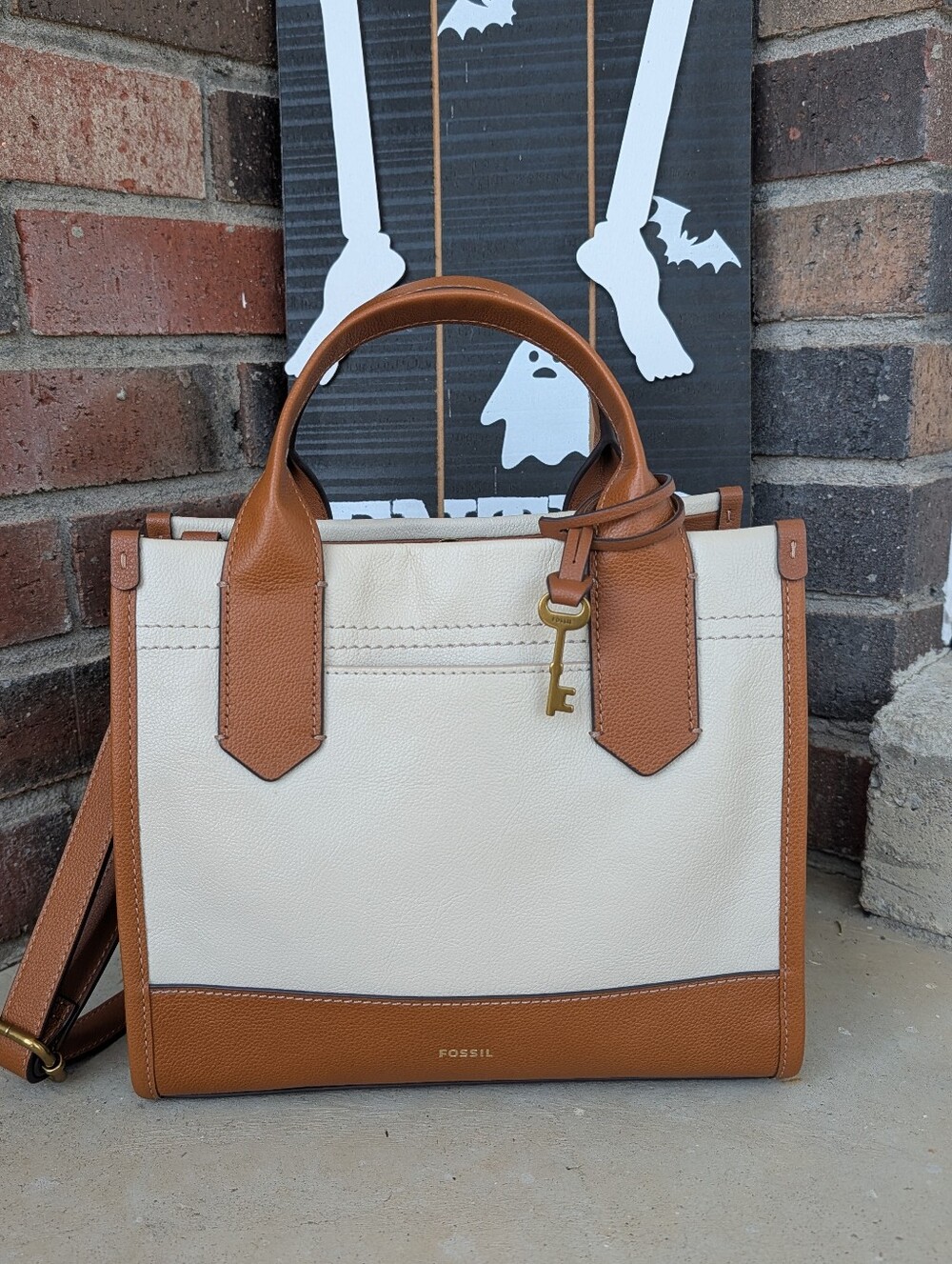 🍁EUC Fossil Brand Kyler Genuine Leather Adjustable Crossbody Tote Bag, White